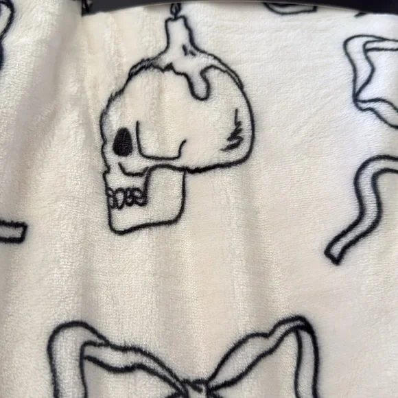 New Rachel Zoe 60 x 70” Halloween vampire lips,bat bow skull Luxe Faux Fur Throw